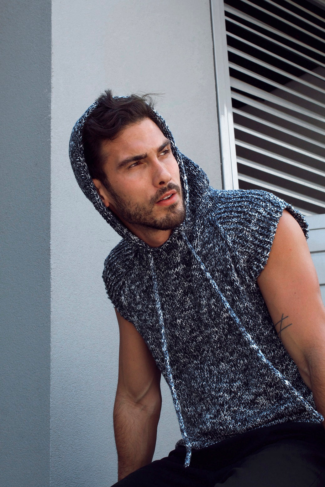 Circulo Jeans – 100% Brazilian Cotton Denim Effect Yarn (132m/100g) - Man wearing a blue sleeveless hooded knit top made with Circulo Jeans yarn.