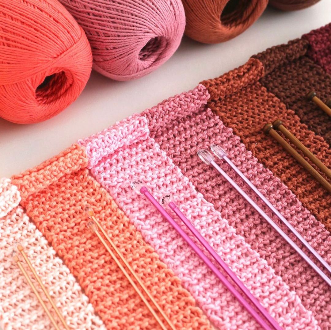 Hand holding Circulo Clea Mercerized Cotton Yarn skein.