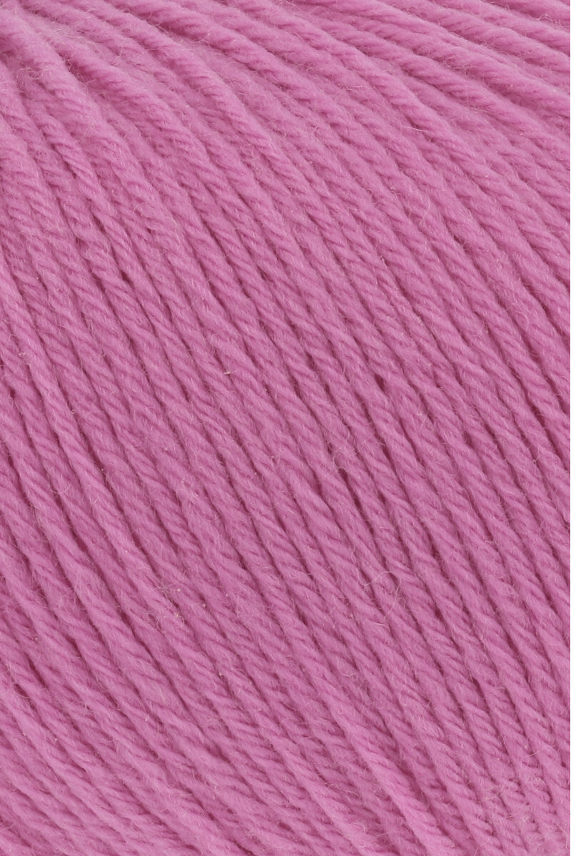 Lang Yarns Merino 200 Bébé Yarn, 203m / 50g – Pink (0319), yarn texture