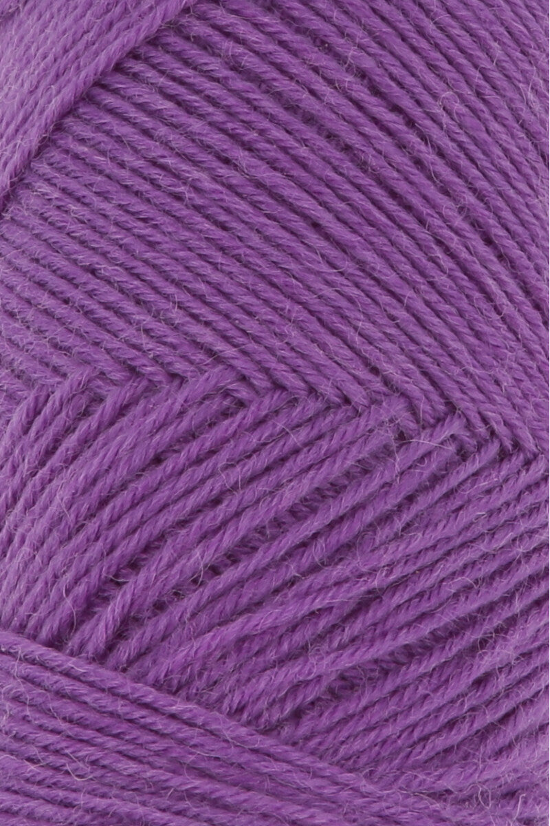 Lang Yarns Jawoll Yarn, 190m / 50g – Berry (0266), yarn texture