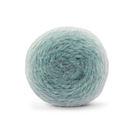 Círculo Marfim – Acrylic Gradient Cake Yarn (400 m / 200 g) - Ball of light gren yarn on a white background