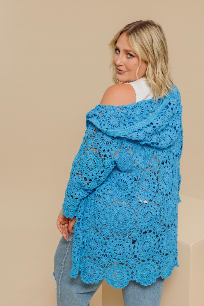 Circulo ANNE - 100% mercerized Cotton Yarn, 500m / 147g - Woman wearing a blue crochet cardigan against a beige background