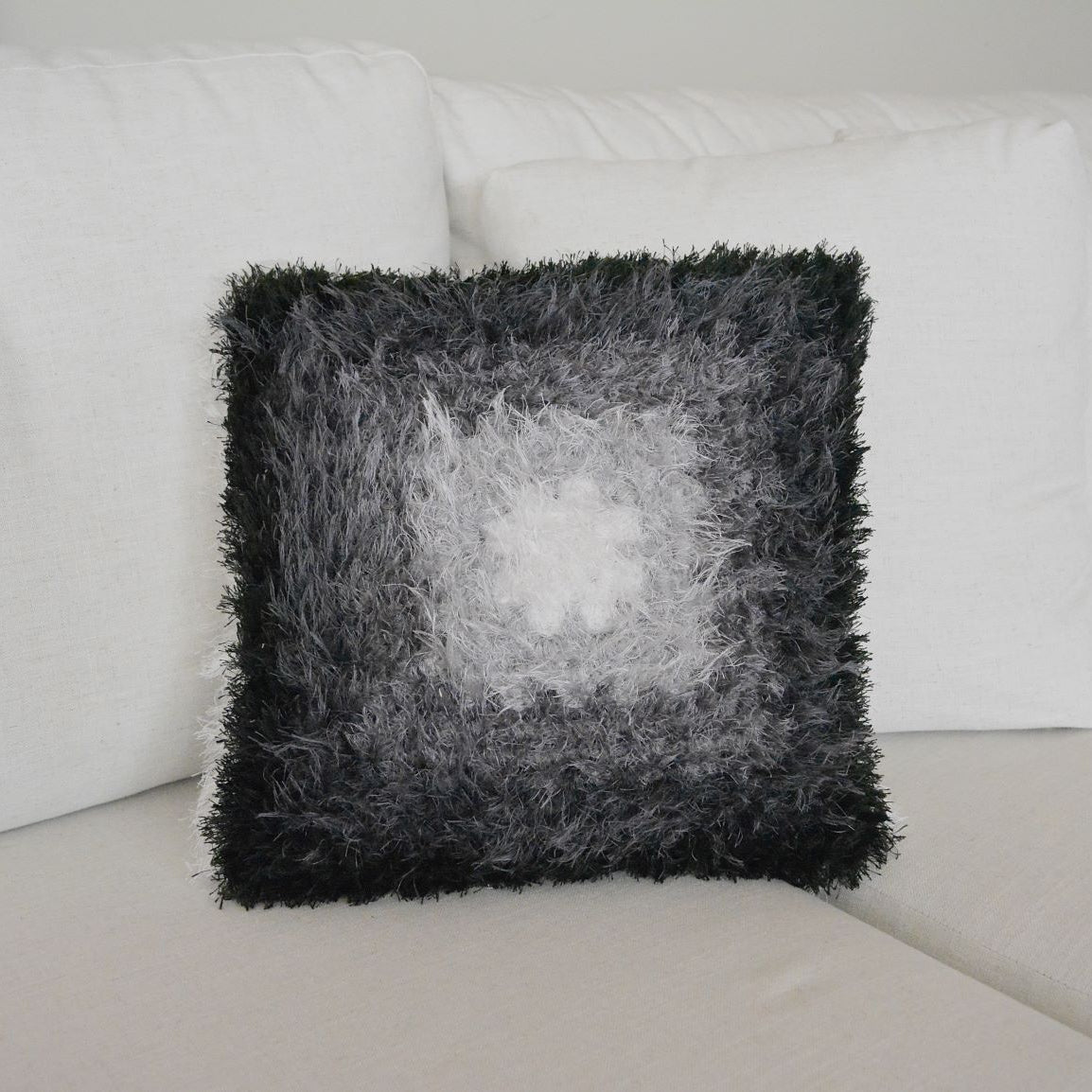 Circulo Natural Luxury Decor - Fluffy  Effect Yarn, 180 m / 280 g - Black textured pillow on a white sofa